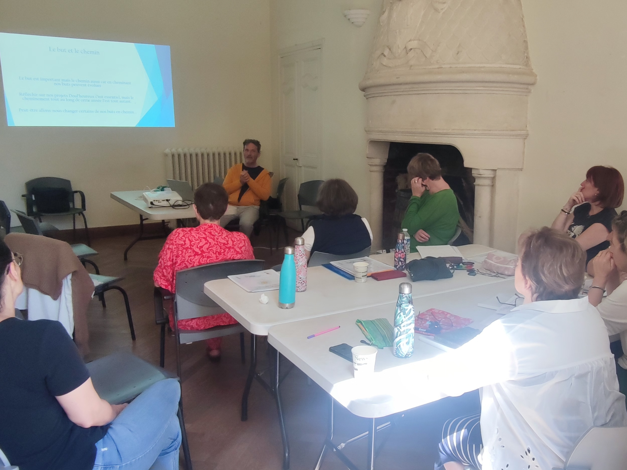 Groupe réuni pour un atelier avec support projeté